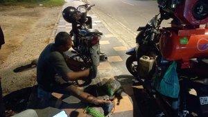 TAMBAL-BAN-Ama-Toji-saat-menambal-ban-motor-pelanggan-di-Kota-Kupang.jpg