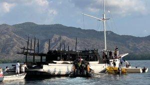 TERBAKAR-Kapal-wisata-Maheswari-terbakar-saat-berlabuh-di-perairan-Pulau-Rinca.jpg