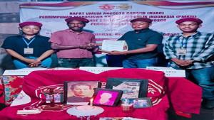 TERIMA-SK-FORMATUR-Daniel-Turot-baju-merah-terpilih-sebagai-Mandataris-RUAC.jpg