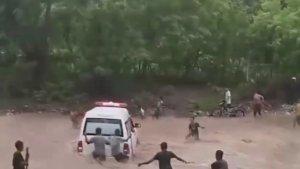 TERJEBAK-BANJIR-Mobil-Ambulans-puskesmas-Sulamu.jpg