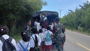 TNI-ANTAR-ANAK-SEKOLAH.jpg