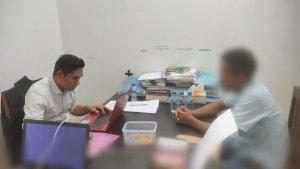 Tersangka-M-menjalani-pemeriksaan-di-Polres-Manggarai-Barat.jpg