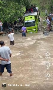 Truk-melewati-banjir-Koekhobho.jpg