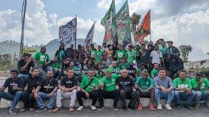 Ultras-Ngada-dan-Persamimania-pose-bersama-saat-bertemu-di-Kabupaten-Ngada.jpg