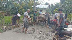 WARGA-Warga-sedang-membangun-rabat.jpg