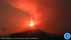 erupsi-selasa-malam-lewotbo.jpg