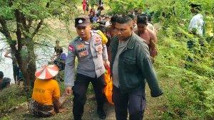 evakuasi-jasad-di-bendungan.jpg