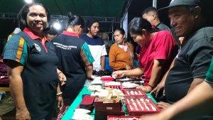 pengunjung-saat-melihat-pameran-UMKM-saat-Festival-Jelajah-Maumere.jpg