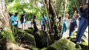 wisatawan-saat-mengunjungi-tempat-wudhu-alami-di-Pajoreja.jpg