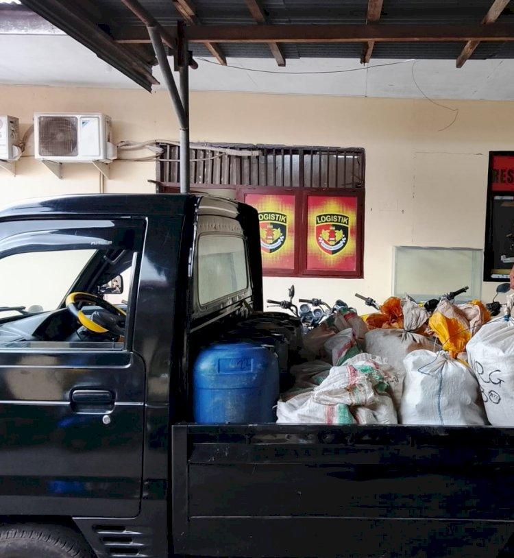 AMANKAN-BARANG-BUKTI-Polisi-mengamankan-barang-bukti-berupa-mobil-pikap.jpg