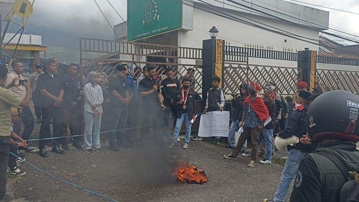 Aksi-Demo-GMNI-Cabang-Manggarai-dan-GRD-di-depan.jpg