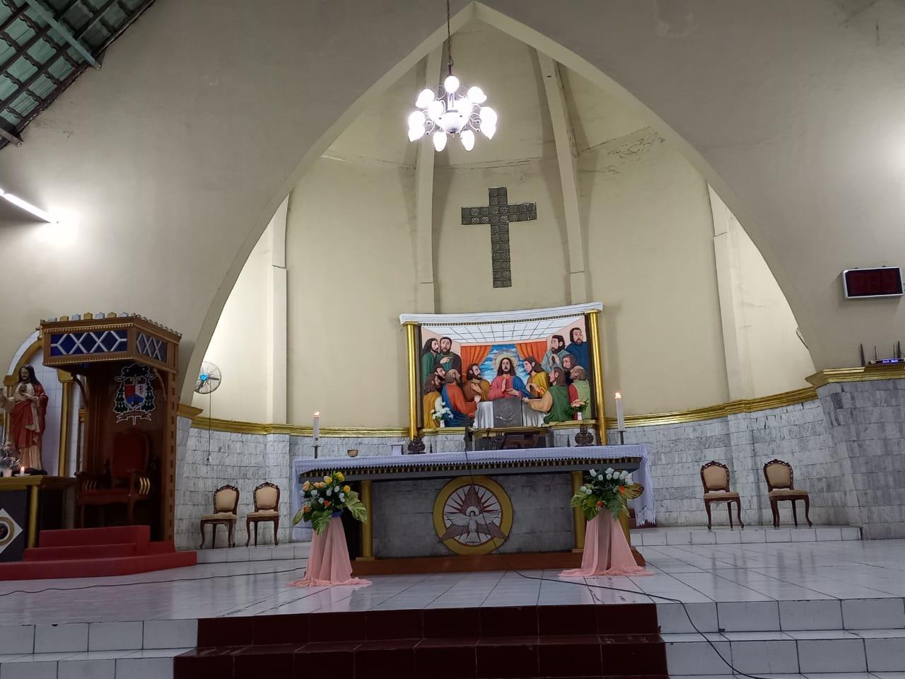 Altar-Gereja-Katolik-di-Katedral-Santo-Yoseph-Maumere-Bacaan-Injil-Katolik-Hari-ini.jpg