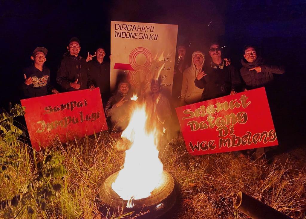 Rogoh Kocek Pribadi, Anak Muda Wae Mbeleng Bangun Gapura HUT Ke-78 RI