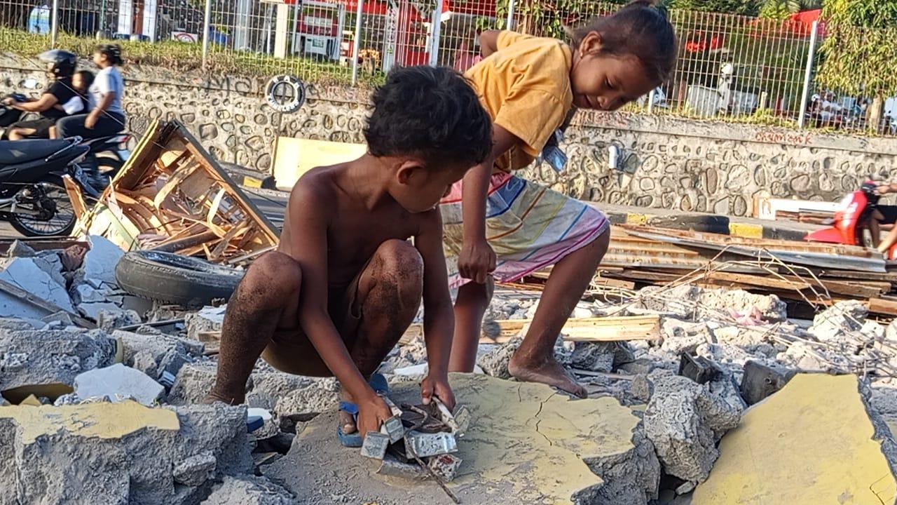 Anak-anak-memotong-sisa-besi-di-tengah-tengah.jpg