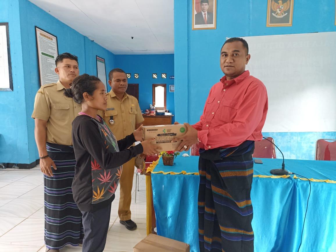 Angelo-Wake-Kako-serahkan-Makanan-Tambahan-untuk-Ibu-Hamil-di-Detubinga-Sikka.jpg