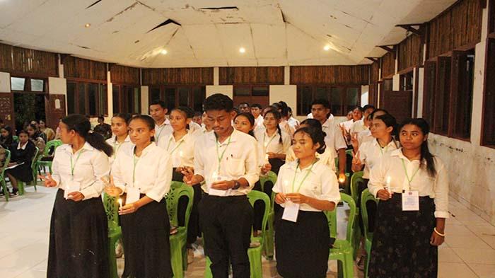 Anggota-baru-KMK-FKM-Undana-Kupang-tampak-memegang-lilin.jpg