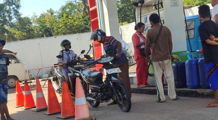 Antrian-pengisian-BBM-pada-SPBU-di-Larantuka.jpg