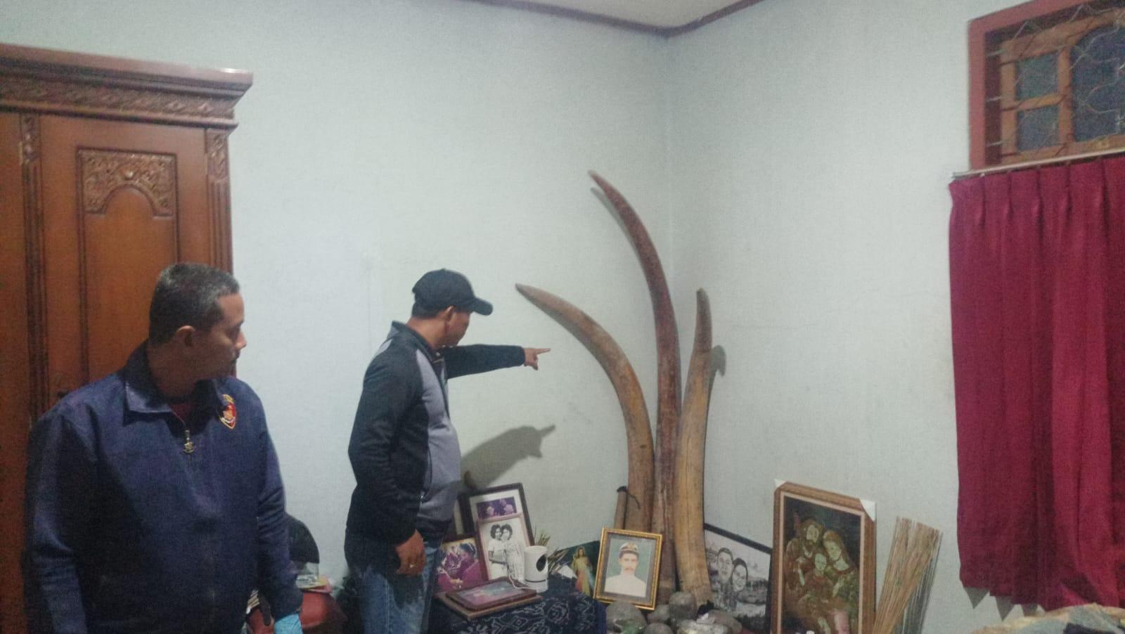 Aparat-Polsek-Nita-sedang-melakukan-olah-tempat-kejadian-perkara.jpg