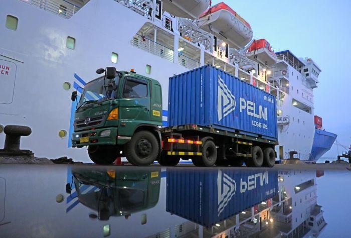 Armada-Pelni-di-Pelabuhan.jpg