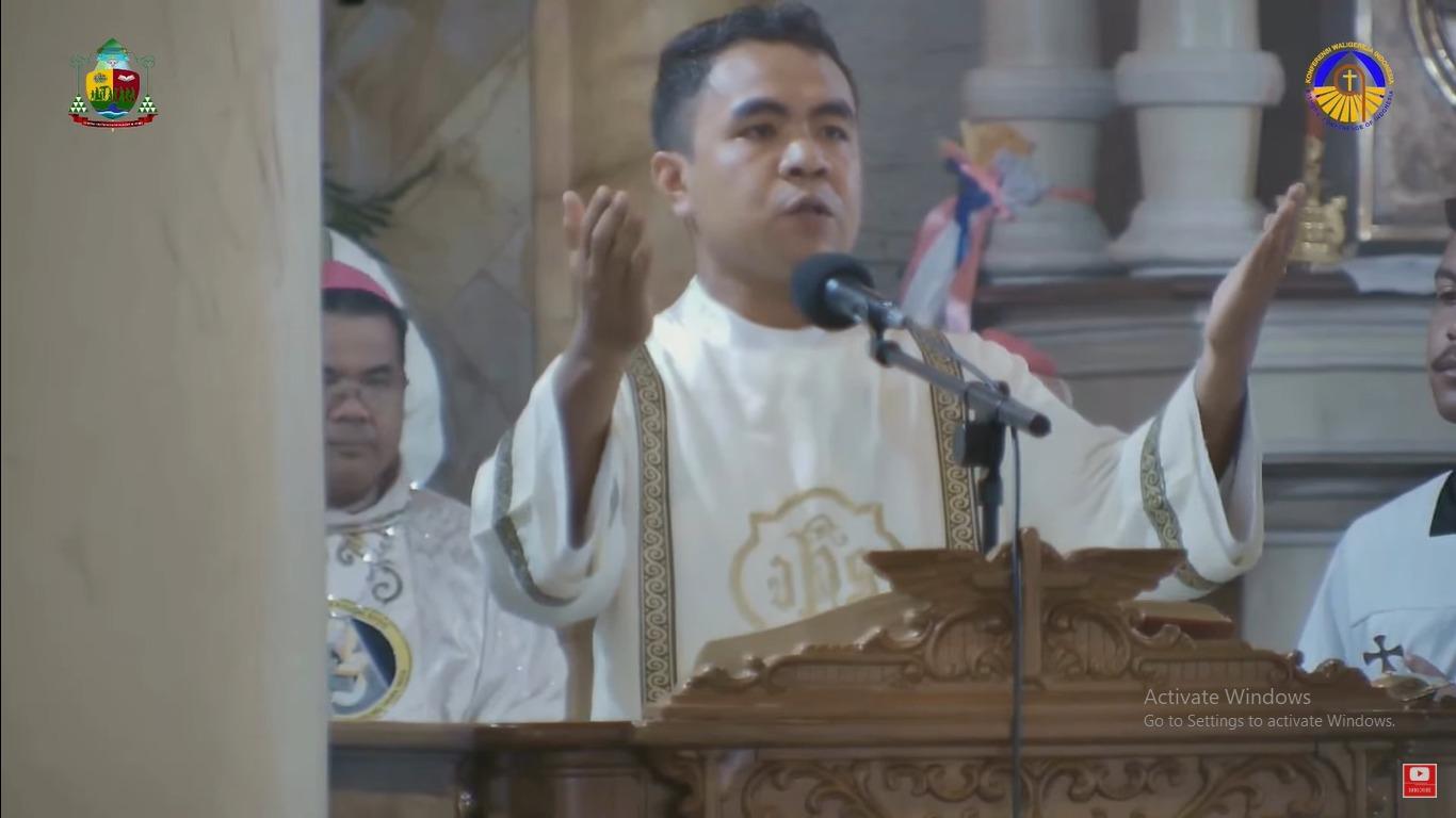 BACA-INJIL-Pastor-sedang-baca-Injil-di-Katedral-Ende.jpg