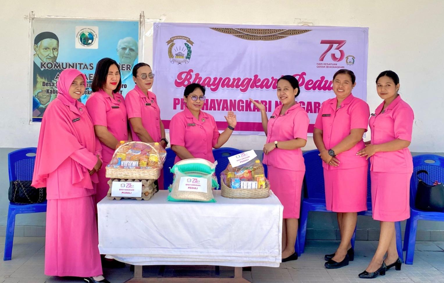 Panti Asuhan Alma Bhakti Luhur Bidoa Terima Sembako dari Bhayangkari Ranting Nangaroro di Nagekeo 