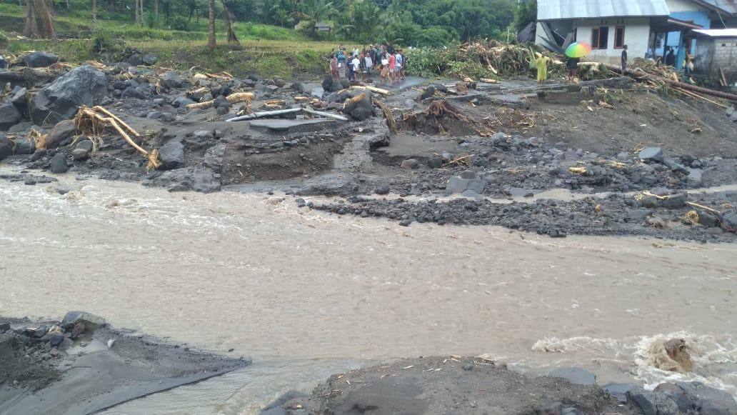 BANJIR-BANDANG-Banjir-bandang-melanda-sejumlah-desa-di-Kecamatan-Mauponggo.jpg
