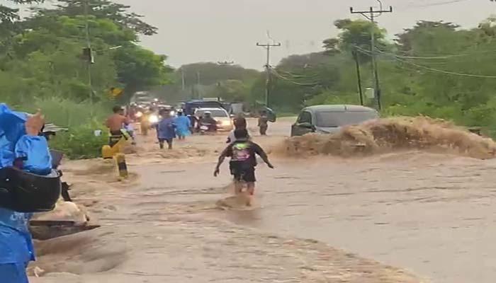 BANJIR-OEBELO-KUPANG-Banjir-di-Jalan-Timor-Raya-Desa-Oebelo-Kecamatan-Kupang-Tengah.jpg
