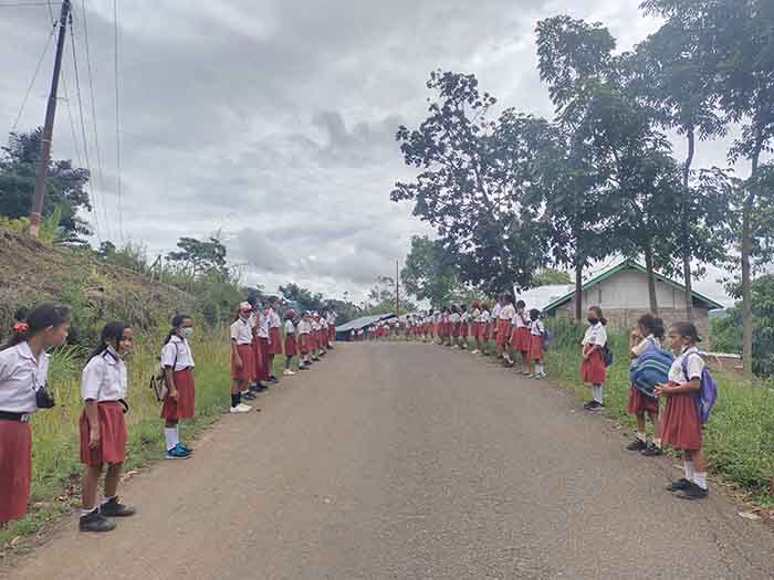 Ratusan Anak SD Dantar Baris di Jalan Menunggu Gubernur NTT