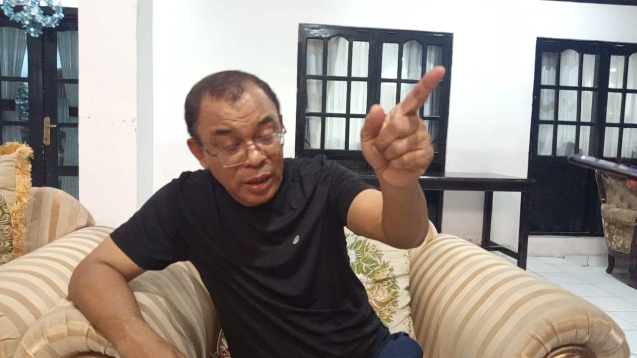BERI-KETERANGAN-Bupati-Ende-Yosef-Benediktus-Badeoda-saat-diwawancarai-di-Rujab-Bupati.jpg