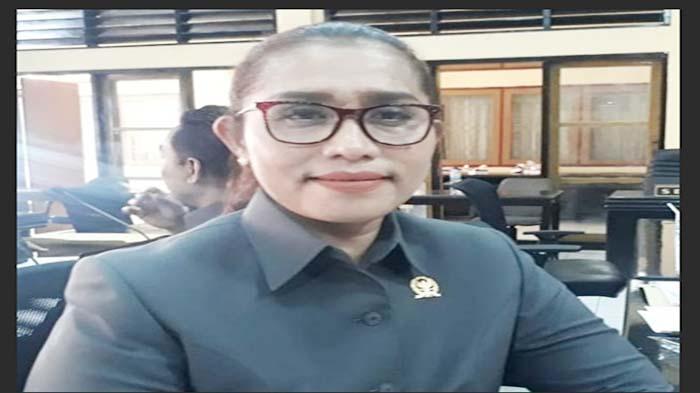 BERI-KETERANGAN-Ketua-Fraksi-Golkar-Kabupaten-Ende-Megy-Sigasare.jpg