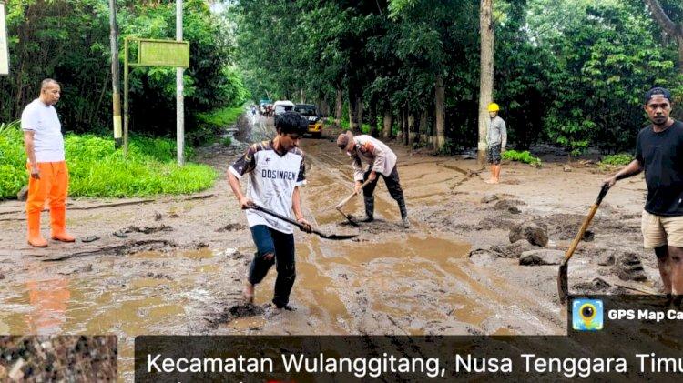 Sigap Tangani Banjir, Polsek Wulanggitang Imbau Pengendara Trans Larantuka–Maumere Waspada