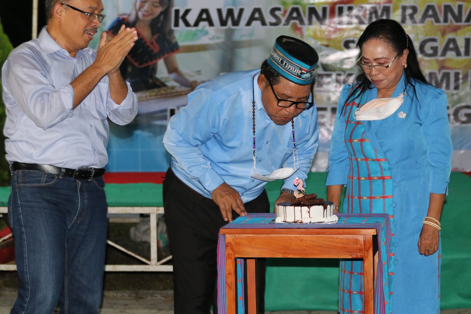 Bupati-Manggarai-Timur-Agas-Andreas-SHMHum-sedang-tiup-lilin.jpg