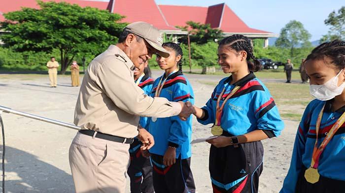 Bupati-Nagekeo-Johanes-Don-Bosco-Do-berjabat-tangan-dengan-atlet.jpg