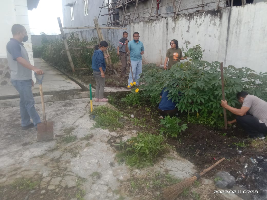 Camat Langke Rembong Yohanes Ndahur Minta Warga Jaga Kebersihan Lingkungan