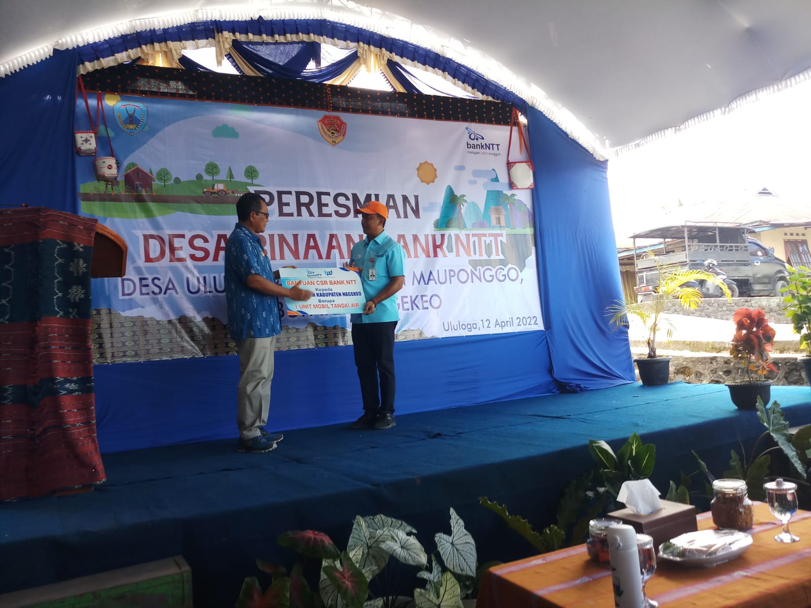 Gubernur NTT Saksikan, Dirut Alex Serahkan CSR Satu Unit Mobil Tangki kepada Pemkab Nagekeo