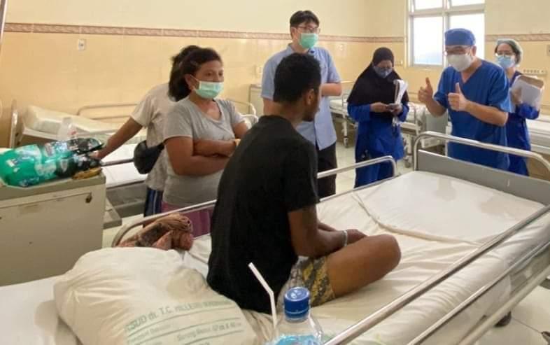 Dokter-Asep-Purnama-Bahagia-karena-Pasien-Malaria-Berat-Sembuh-di-RS-Tc-Hillers-Maumere.jpg