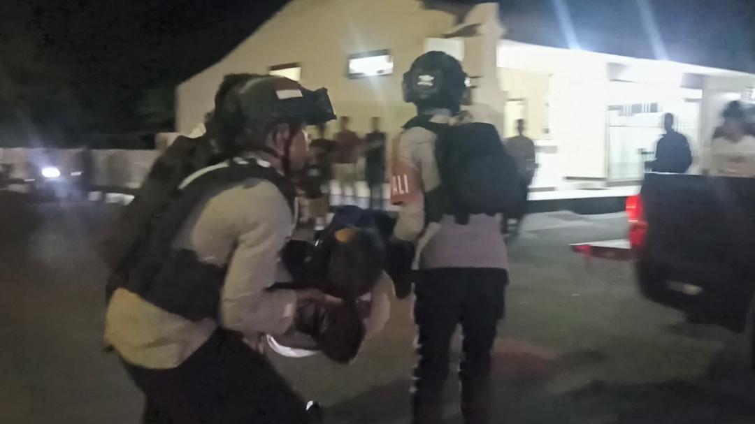 EVAKUASI-Personil-Polres-sedang-mengevakuasinya-seorang-pemuda.jpg