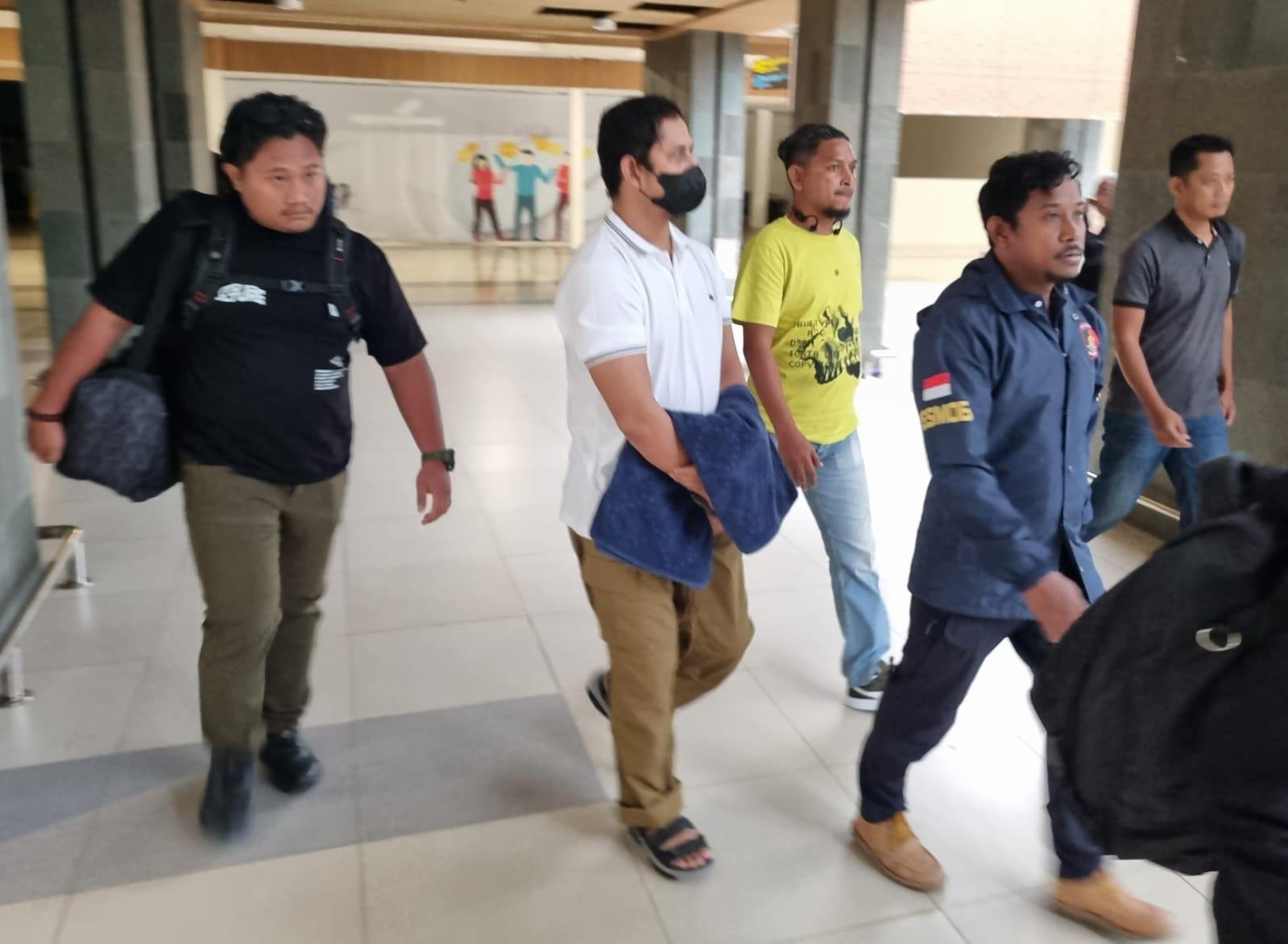 Eks-Kapolres-Ngada-Fajar-Lukman-tiba-di-Bandara-El-Tari-Kupang.jpg