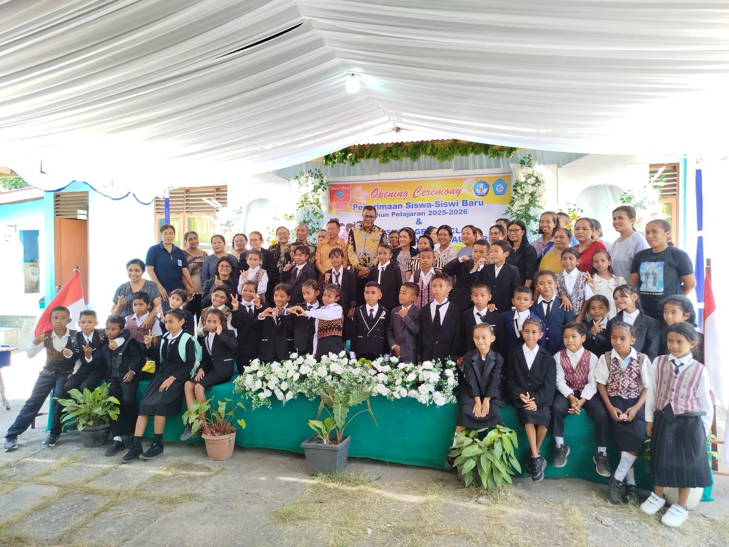 FOTO-BERSAMA-SISWA-SDK-YOS-SUDARSO-MAUMERE.jpg
