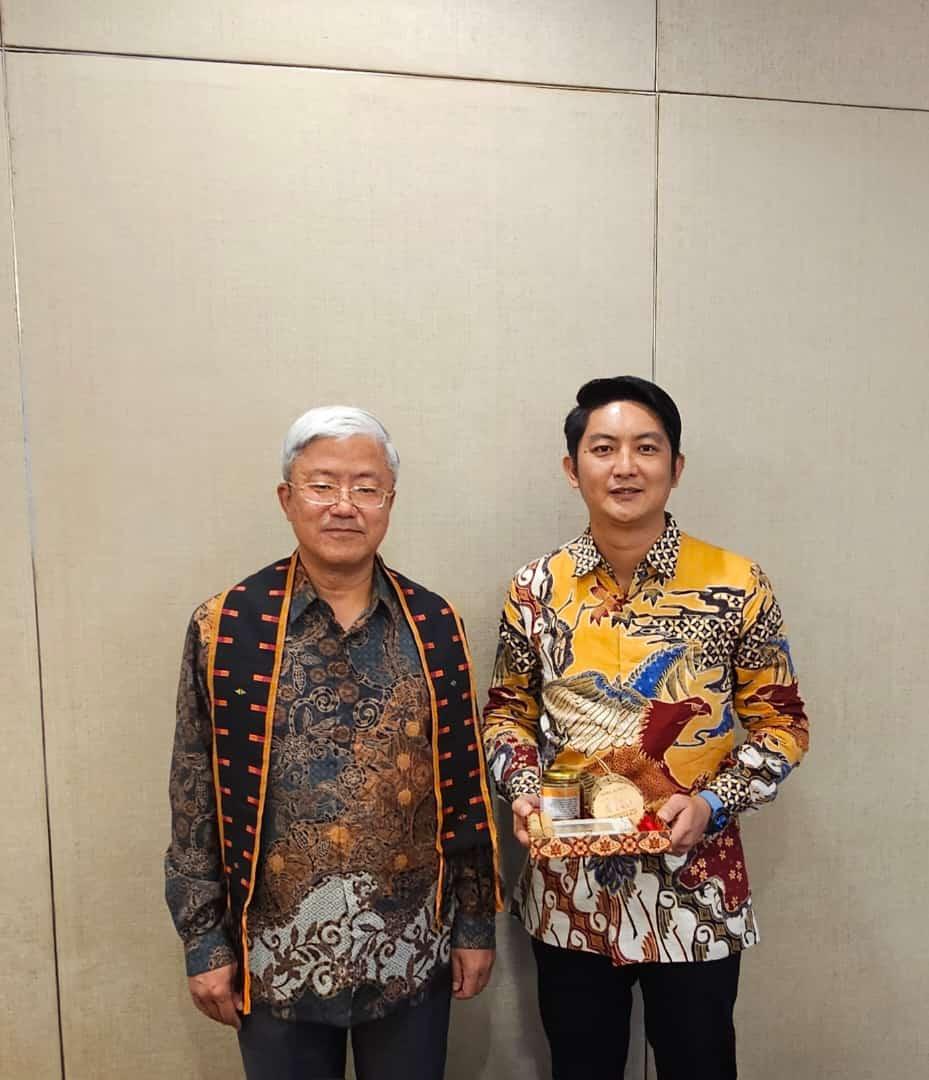 Foto-bersama-Ketua-Kadin-Manggarai-Barat-Charles-Angliwarman.jpg