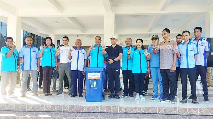 Kopdit Sangosay Serahkan 100 Tong Sampah ke Pemda Manggarai Barat di Labuan Bajo