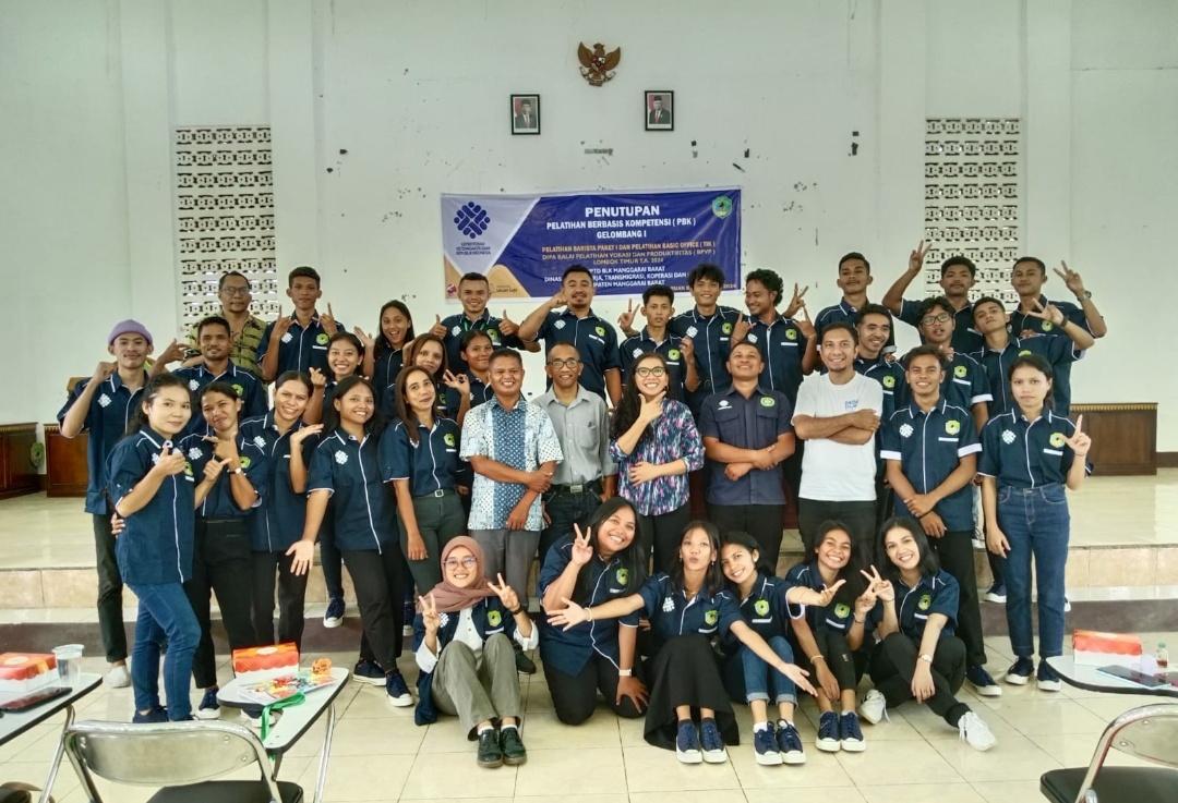 Foto-bersama-usai-acara-penutupan-pelatihan-UPTD-BLK-Manggarai-Barat.jpg