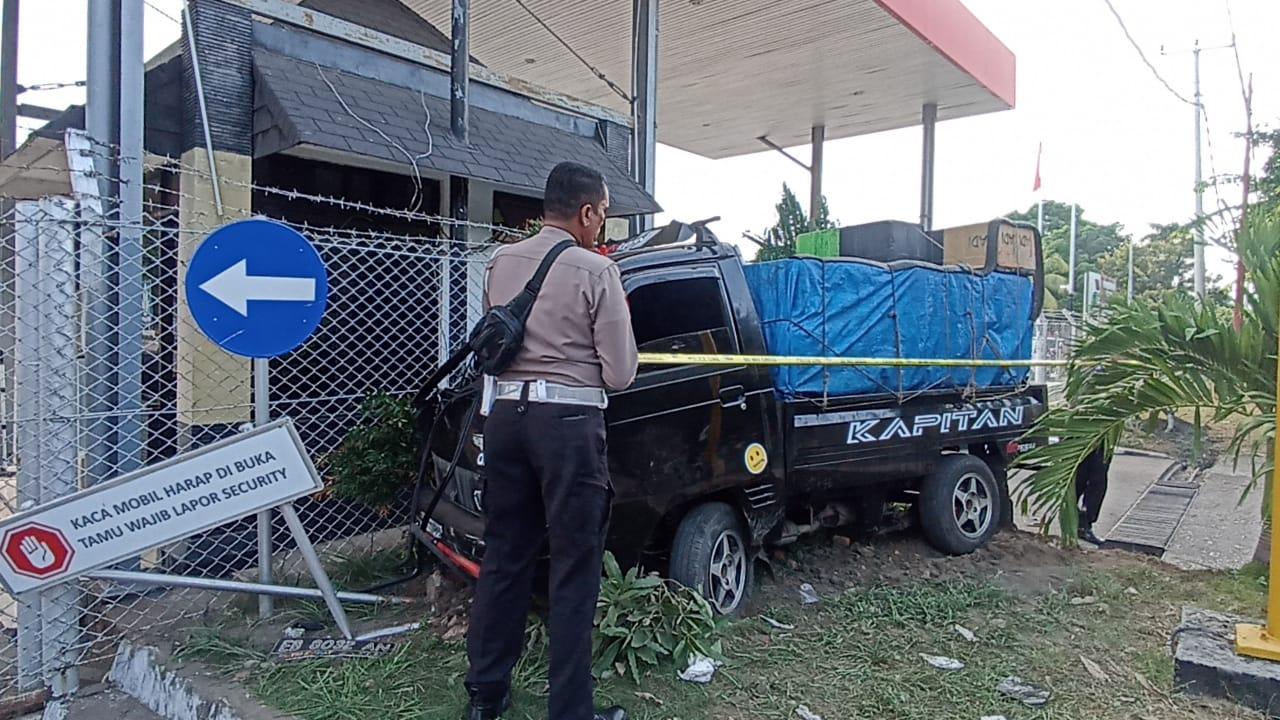 GARIS-POLISI-Satlantas-Polres-Sikka-memasang-garis-Polisi.jpg