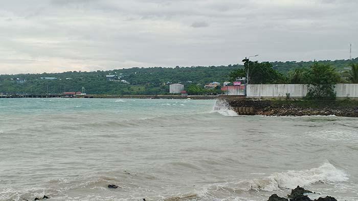 GELOMBANG-TINGGI-Gelombang-tinggi-dan-angin-kencang-di-pelabuhan-bolok.jpg