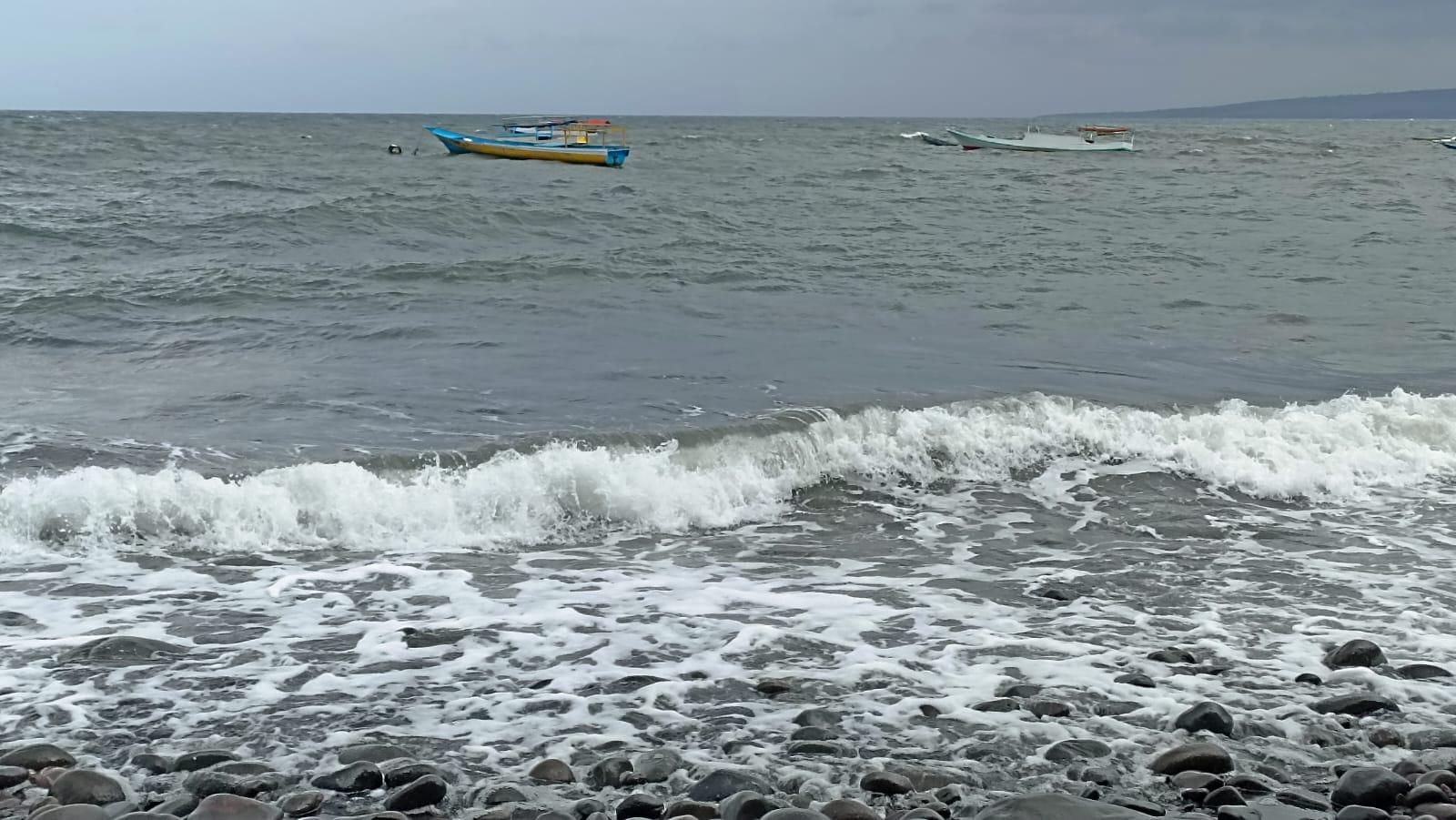 GELOMBANG-TINGGI-Gelombang-tinggi-di-Laut-Flores-NTT-Juli-2025.jpg