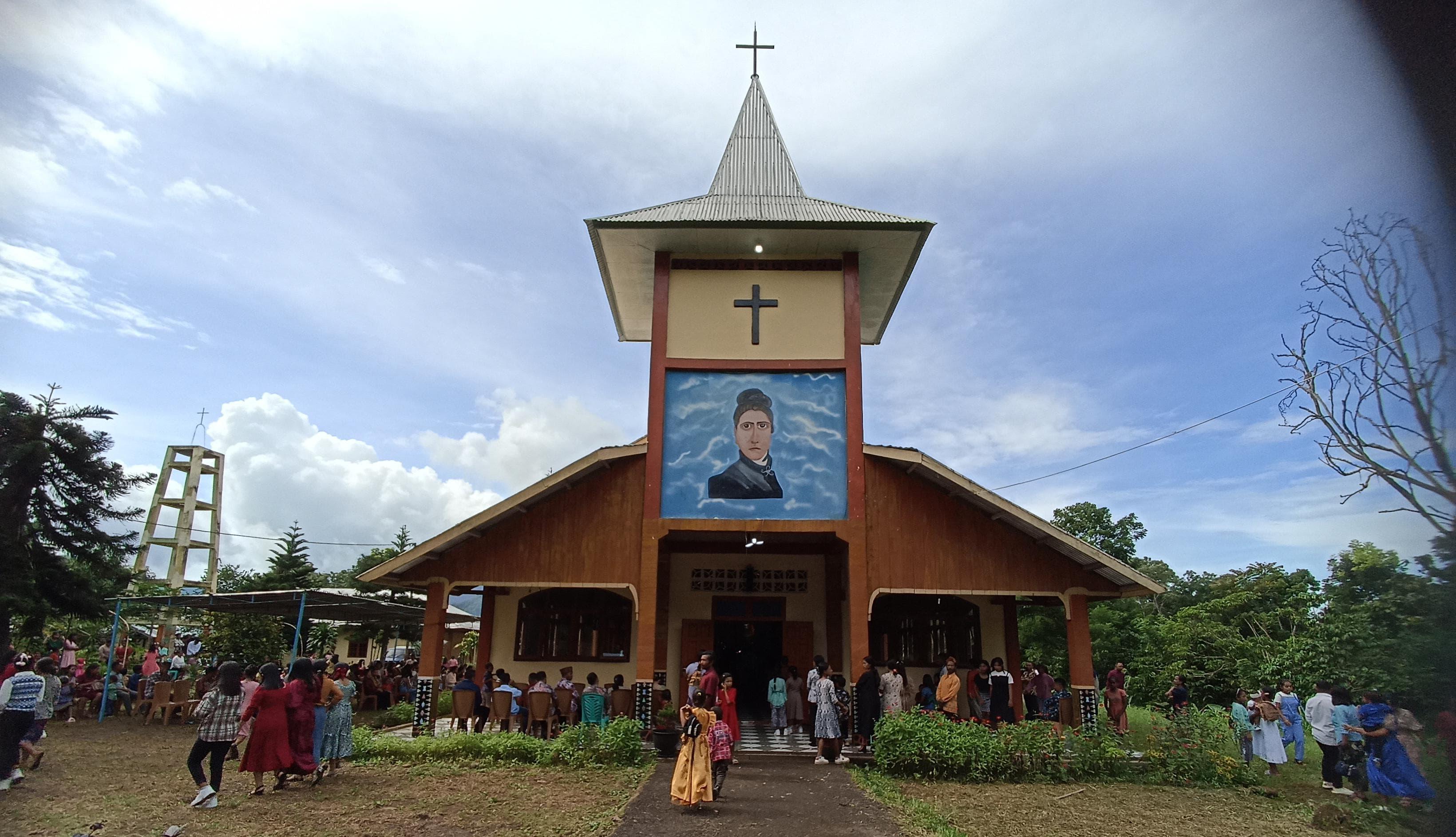 GEREJA-MBATA-Gereja-Mbata-di-Kota-Komba-Utara-NTT.jpg