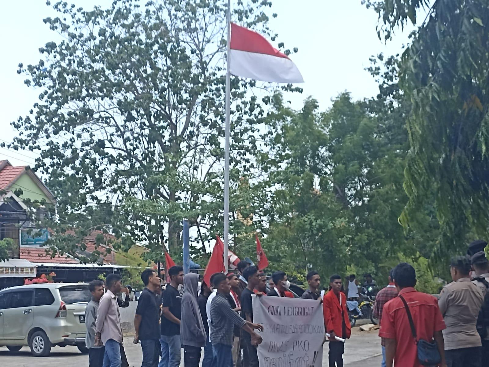 GMNI-Sikka-kembali-menggelar-aksi-demo-di-Kota-Maumere.jpg