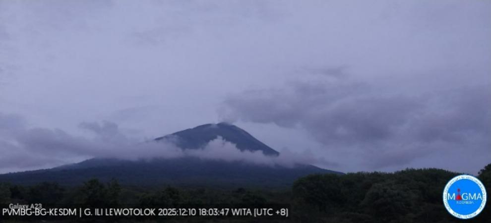 GUNUNG-LEWOTOLOK-Gunung-Lewotolok-di-Lembata-NTT-Kamis-11122025.jpg