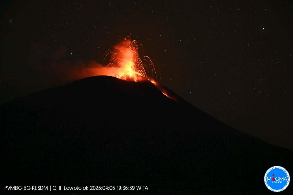 GUNUNG-LEWOTOLOK-Gunung-Lewotolok-di-Lembata-NTT-Selasa-742026.jpg