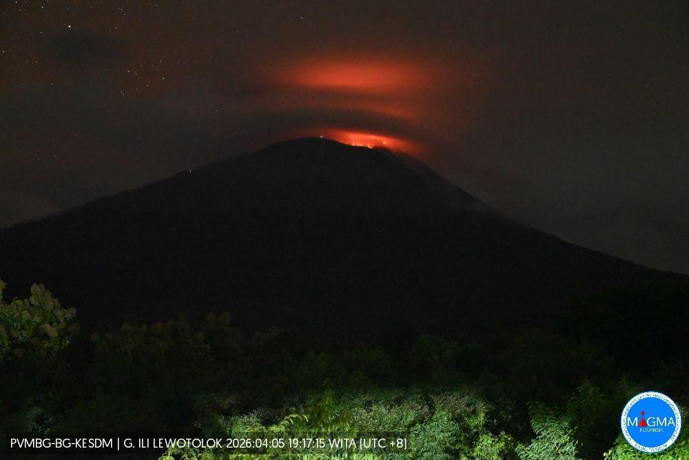 GUNUNG-LEWOTOLOK-Gunung-Lewotolok-di-Lembata-NTT-Senin-642026.jpg